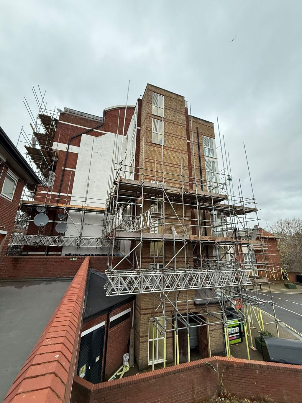 Independent tied scaffold to a mixed-use refurbishment with pedestrian protection
